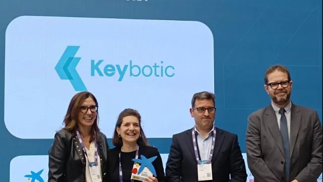 Irene Gómez, CEO en Keybotic, junto a autoridades de CaixaBank.
