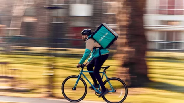Deliveroo redujo sus pérdidas en un 89,2% durante 2023 y se anotó un saldo negativo de 37,2 millones de euros
