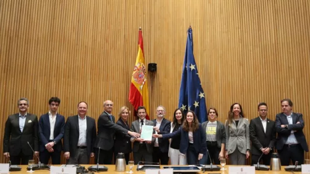 La ciudadanía reclama en el Congreso que se apruebe el reglamento de las SBIC (y presenta 10 propuestas para transformar la empresa)