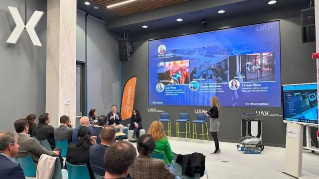 Avanade llega al campus Madrid Chamberí de UAX con un espacio de innovación y cocreación entre estudiantes y profesionales
