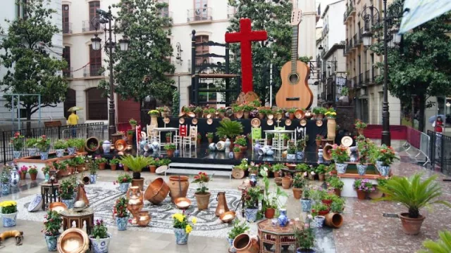 La excusa perfecta para una escapada a Granada ... ¡Sus Cruces de Mayo! (esta festividad de orígenes paganos y cristianos vuelve a vestir las calles de la ciudad de alegría)