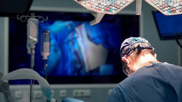 Tecnología médica: ¿Cómo influye el uso de la IA y la realidad aumentada en los quirófanos para la medicina de precisión?