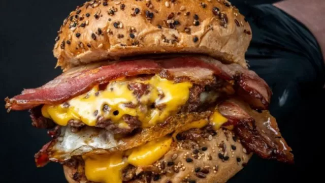 El sabor argentino conquista Miami: "El Desembarco" arrasa en la ciudad con 100.000 hamburguesas vendidas (y lo festeja hoy con Burger Cheese a U$S 3.99)