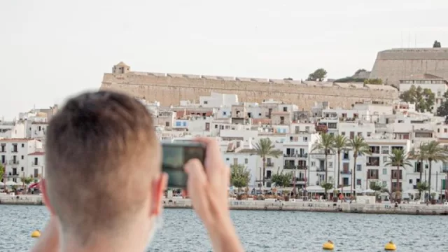 Suizos, británicos y alemanes, los que más gastarán este verano para alojarse en España (251, 246 y 208 euros por noche respectivamente)