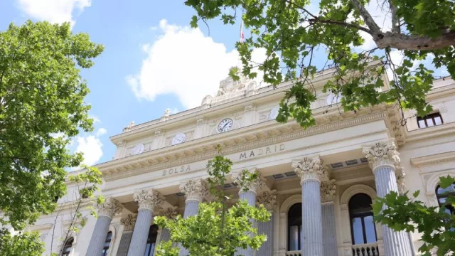 El Ibex cae un 2,22% por la banca y firma su peor sesión desde la crisis bancaria de marzo de 2023 (se despide de los 11.000 puntos lastrado por grandes valores como Inditex y BBVA)