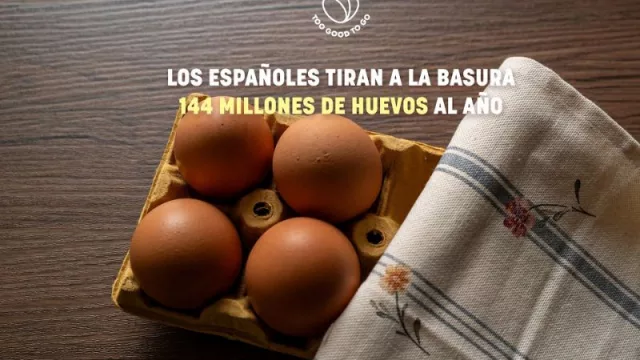 Adiós a 23 millones de tortillas de patata: los españoles tiran a la basura 144 millones de huevos al año (debido a que se han pasado de fecha de consumo preferente)