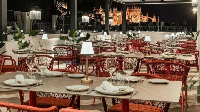 Aumentan un 41% las búsquedas de restaurantes con terraza (Sevilla, Girona, Ibiza y Málaga, y Mallorca tienen el mayor porcentaje de estos espacios al aire libre)