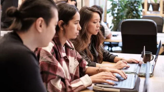 La brecha de género persiste en el sector TIC (pese a que 6 de cada 10 mujeres disponen de formación superior, frente al 40% de los hombres)