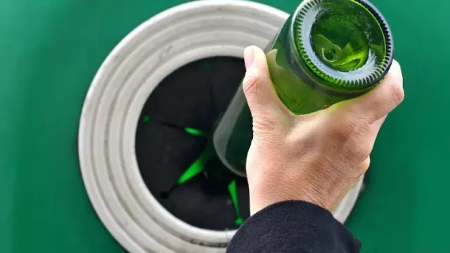 ¿Conoces el alcance que tiene tu envase de vidrio usado cuando lo reciclas en el contenedor verde? (cómo comprobarlo con estas claves para un futuro más verde y sostenible)