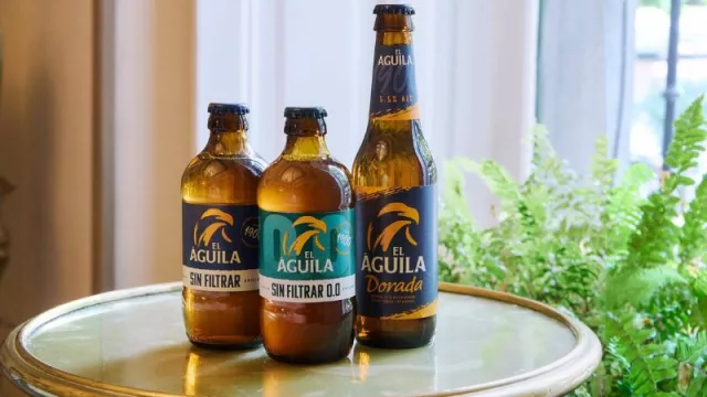 Las ventas de cerveza El Águila (que refuerza su apuesta por las cervezas 0,0 con el lanzamiento de El Águila Sin Filtrar) crecen un 30% en 2023 y llega ya a los 1,8 millones de hogares en España