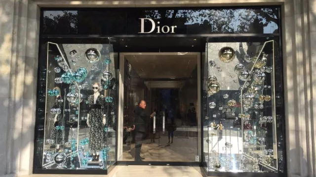 Dos marcas de lujo en la mira: Italia investiga a Armani y Dior por las condiciones laborales de proveedores