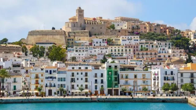 Desde 14.000 hasta 3.000.000 euros: viviendas para todos los gustos en la costa española (las Islas Baleares encabezan el ranking de precios)