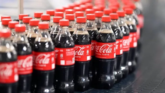 Coca-Cola gana 2.221 millones de euros en el segundo trimestre (un 5,3% menos) pero mejora previsiones