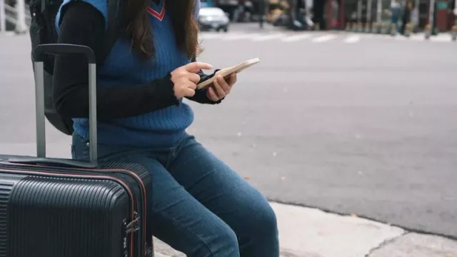 Prepara tu móvil para las vacaciones de verano: ¿Qué hacer para evitar sustos en la factura del móvil si viajo al extranjero?