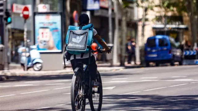 Deliveroo sale de pérdidas tras ganar 1,5 millones de euros hasta junio y mejora ligeramente sus previsiones