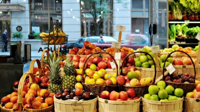 En verano aumenta un 30% el desperdicio alimentario (según analiza Phenix, donde cada día evitan que 60 toneladas de excedentes alimentarios terminen en vertederos)