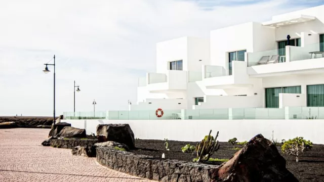 Estas son las 25 localidades costeras más caras y más baratas de España (spoiler alert: Marbella está en el primer grupo, mientras que Ferrol en el segundo)