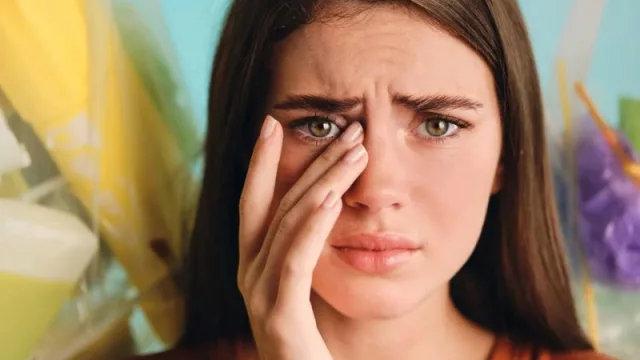 Los temblores y los tics en los ojos, las manifestaciones más comunes del estrés en la visión (Clínica Baviera brinda algunos consejos)