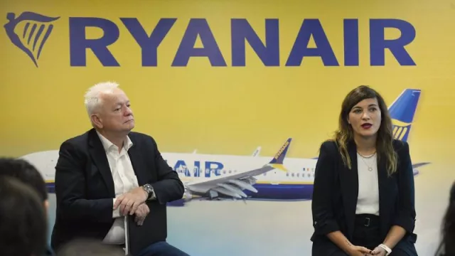 Ryanair carga contra aumento de tasas de Aena y le acusa de ralentizar el crecimiento del tráfico en España (la compañía ha programado dos nuevas rutas desde Madrid para este invierno)