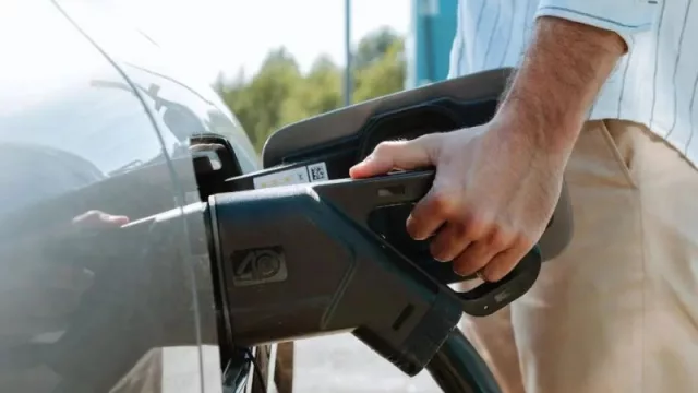 6 de cada 10 españoles contemplan la compra de un coche eléctrico en los próximos cinco años (el coste elevado es la principal barrera que les impide hacerlo)