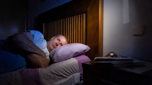 Un tercio de los españoles sufre insomnio debido al estrés laboral (y más de la mitad de las personas que trabajan asegura haber vivido algún episodio prolongado)