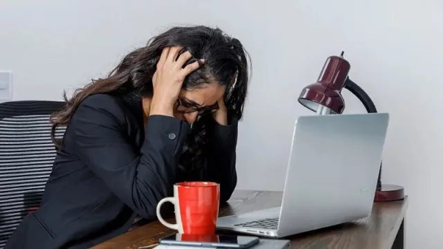 El aumento de los salarios descompensados respecto a la inflación y el estrés ocupan las preocupaciones laborales de los catalanes en 2022