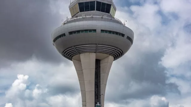 Controladores alertan de presiones de aerolíneas como Ryanair que pueden "comprometer la seguridad aérea"