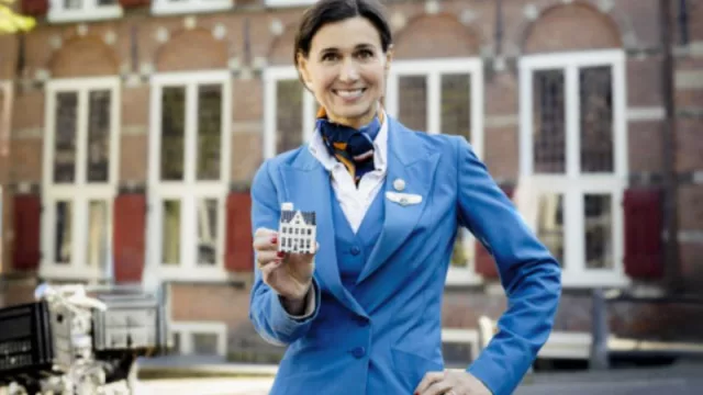 La casita 105 de KLM, llena de Ginebra Bols, recorre tres canales de Ámsterdam