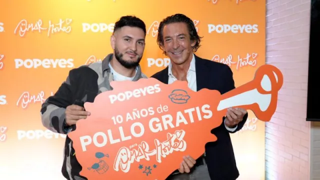 El nuevo "Rey del Pollo Frito": Popeyes® lanza una campaña con Omar Montes (quien diseñó su propio menú)
