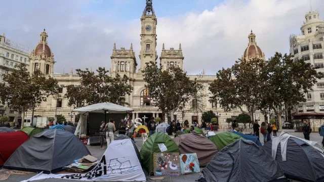 La acampada por la vivienda en Valencia se mantendrá pese a la lluvia: "Vamos a seguir día a día"
