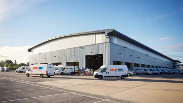 SEUR incorporará 2.500 profesionales para la campaña de Black Friday, Navidad y Rebajas (y aumentará sus instalaciones logísticas en un 30%)