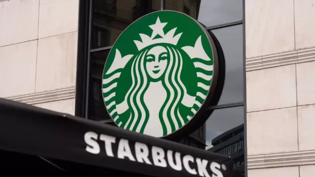 Starbucks podría despedir a empleados que no acaten su política de presencialidad de tres días por semana