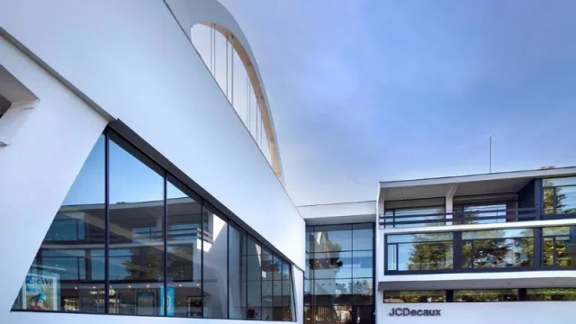 JCDecaux (el gigante de la publicidad) factura 2.755,8 millones de euros hasta septiembre, creciendo un 12,9%