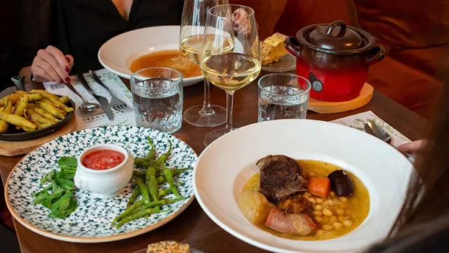 Casa Suecia nos sorprende con una propuesta de lo más castiza un Cocido "en dos vuelcos" (que podrás disfrutar todos los días de la semana en el Lobby Bar)