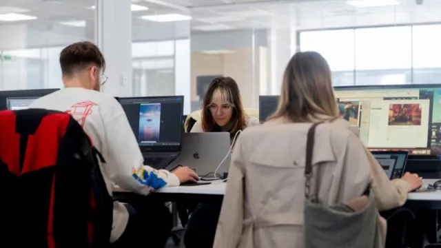 La inteligencia artificial avanza a pasos agigantados: 1 de cada 3 empleados en Cataluña ya la utiliza diariamente