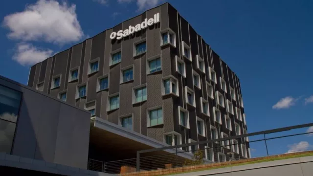 Empresarios de Pontevedra participan en el expediente de la CNMC sobre la OPA del BBVA al Sabadell