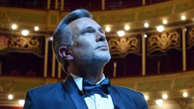 Christian Valverde: el Sinatra latino (“nacido en Londres”) que conquista escenarios y admiración