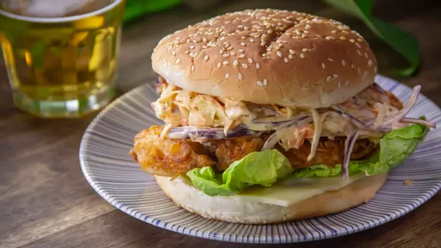 Se acabó cocinar en casa en Año Nuevo: aumentan un 140% las ventas de pedidos de comida a domicilio ese día (y la hamburguesa es el plato estrella)