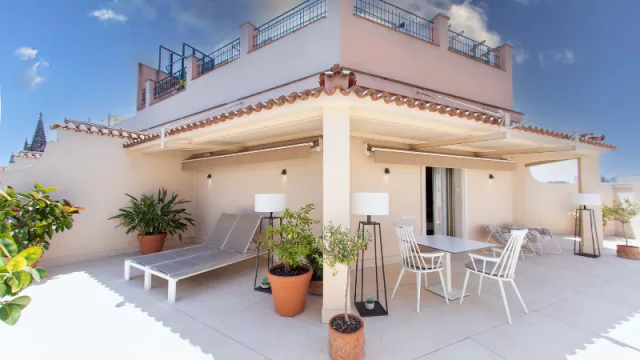 El emblematico Hotel Colón ubicado en la plaza de la catedral en el corazon del barrio Gotico comienza una nueva etapa como Lamaro Hotel