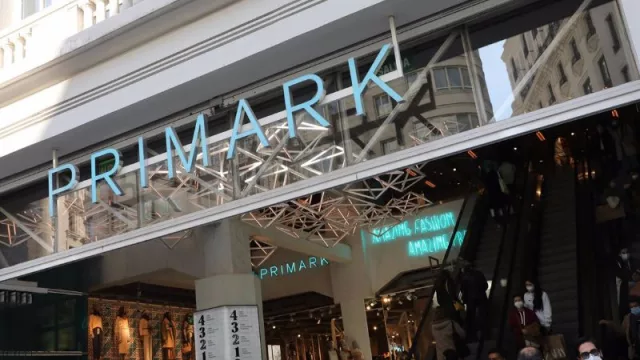 Primark factura 3.984 millones de euros en 2024 (un 0,4% menos) y su matriz 7.977 millones (un 2,2% menos)