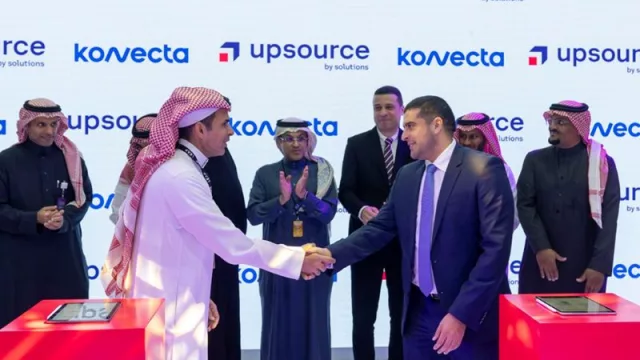 Konecta y upsource by solutions firman una alianza estratégica para ofrecer soluciones de experiencia del cliente impulsadas por GenAI en Arabia Saudí y la región del Golfo