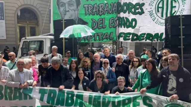 Los funcionarios argentinos se reunirán el martes para convocar un nuevo paro contra los recortes de Milei