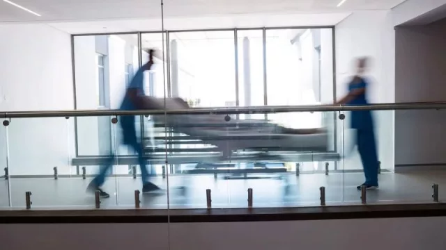 Los hospitales comienzan a integrar IA para optimizar la gestión de camas y reducir tiempos de espera