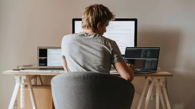 La afluencia a las oficinas de las empresas españolas se situó en el 60% en 2024, con tres días por semana