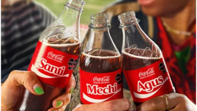 "Compartí una Coca-Cola", el regreso de las botellas y latas personalizadas del icónico refresco 10 años después