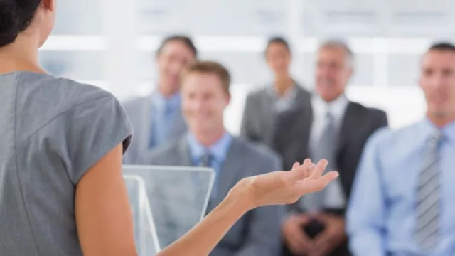 El modelo de liderazgo en comunicación en España: los hombres acceden antes a cargos de máxima responsabilidad y lo hacen con un salario un 18% superior al de las mujeres