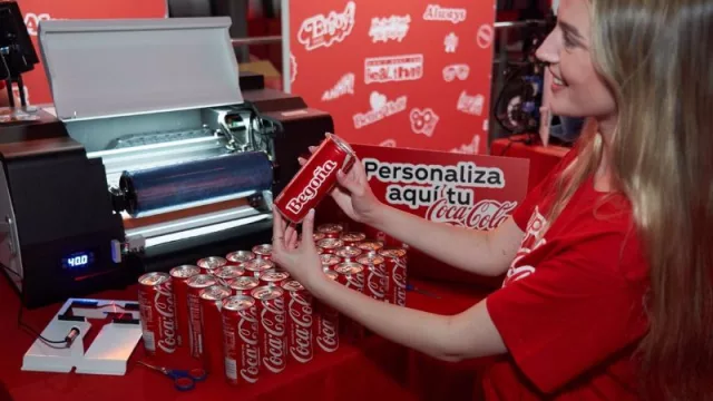 Coca-Cola lanza más de 530 millones de envases personalizados en España para atraer a la Generación Z