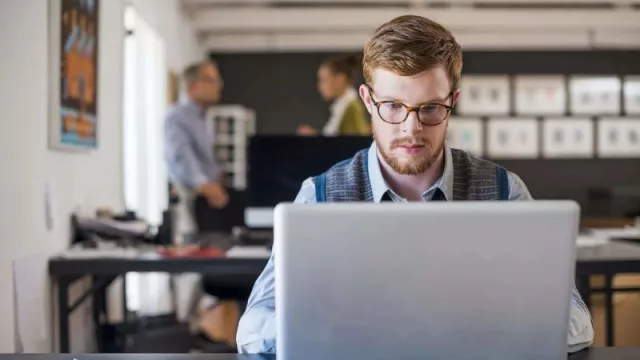 Estas son las posiciones mejor remuneradas de 2025 en los 14 principales sectores del mercado de selección