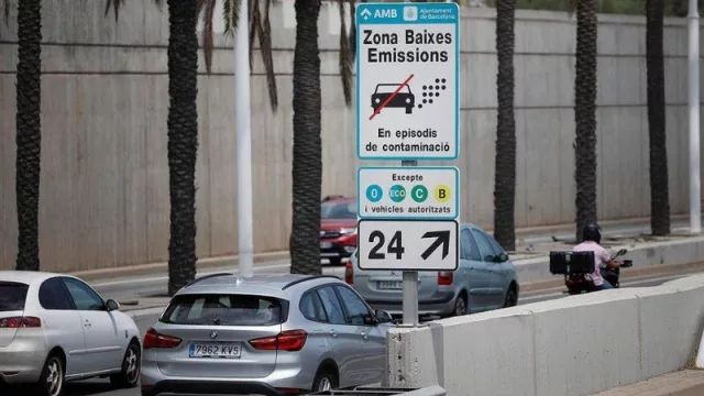 ¿Adiós al coche en el centro? Aparcar en las grandes ciudades europeas será aún más difícil (y caro) en 2025