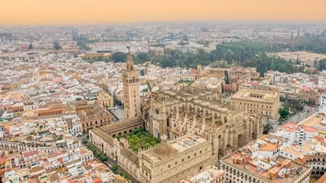 Los alojamientos registran una ocupación de más del 90% para el puente de mayo en Sevilla, San Sebastián y Valencia